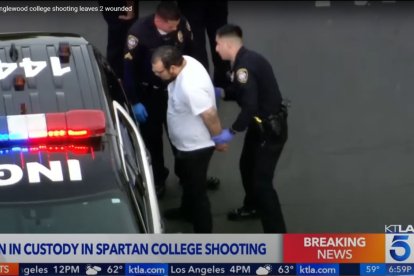 Varios agentes de Policía detienen al sospechoso del tiroteo en el Spartan College de California que dejó dos mujeres hispanas en estado crítico.