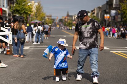 A boy wears a T-shit with the Guatemala flag as he walks down a street during the annual New Jersey Hispanic parade in West New York, New Jersey on October 3,2021. (Photo by KENA BETANCUR / AFP)
Un niño lleva una camiseta con la bandera de Guatemala mientras camina por una calle durante el desfile anual hispano de Nueva Jersey en West New York, Nueva Jersey, el 3 de octubre de 2021.