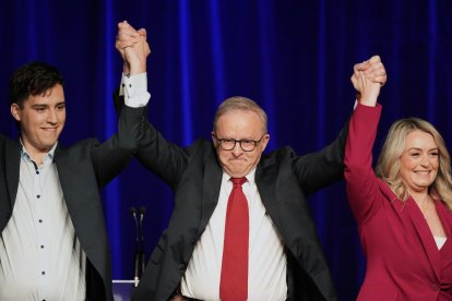 El Primer Ministro australiano Anthony Albanese, su pareja Jodie Haydon y su hijo Nathan reaccionan mientras se reúnen con los fieles del partido tras ganar un segundo mandato tras las elecciones generales en Sydney.
