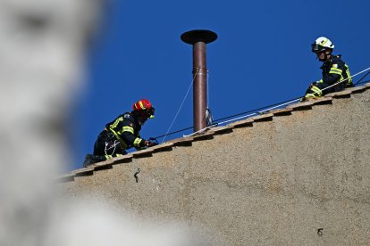 Bomberos en el techo de la Capilla Sixtina