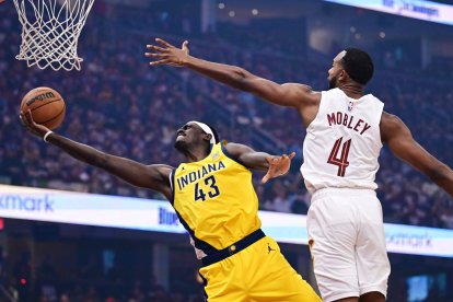 4 de mayo de 2025; Cleveland, Ohio, EE.UU.; El alero de los Indiana Pacers Pascal Siakam (43) conduce hacia la canasta contra el alero de los Cleveland Cavaliers Evan Mobley (4) durante el primer cuarto del partido de la segunda ronda de los Playoffs de la NBA 2025 en el Rocket Arena