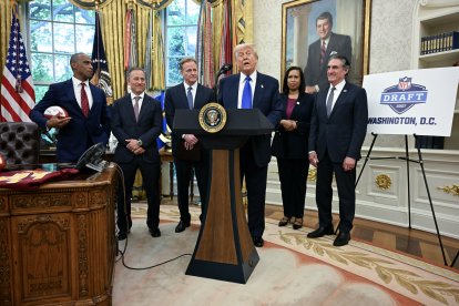 Trump, con el comisionado de la NFL, Roger Goodell