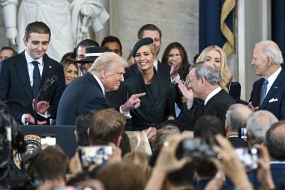 El presidente Donald Trump (izquierda) señala al presidente del Tribunal Supremo, John Roberts, tras jurar el cargo durante la 60ª investidura presidencial en la Rotonda del Capitolio de Estados Unidos, en Washington, el lunes 20 de enero de 2025.