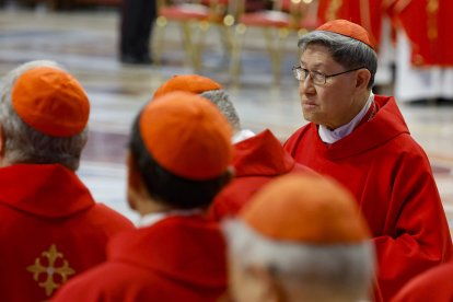 El cardenal Luis Antonio Tagle asiste a la V Misa Novendali en memoria del Papa Francisco en la Basílica de San Pedro