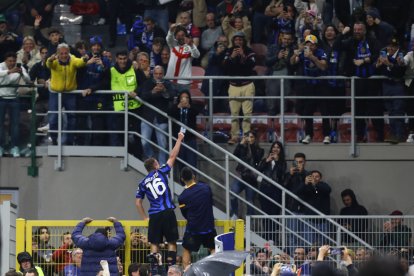 Davide Frattesi, el héroe 'neroazurro' celebrando ante la afición