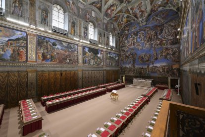 La Capilla Sixtina preparada para el cónclave para la elección del nuevo Papa.