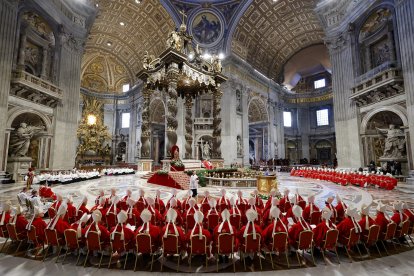 Cardenales asisten a la V Misa Novendali en memoria del Papa Francisco en la Basílica de San Pedro, Ciudad del Vaticano, 30 de abril de 2025.