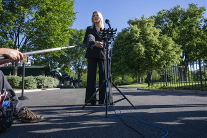 La fiscal general, Pam Bondi, explicando la operación