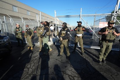 Agentes del ICE en un centro de detención/ Timothy A. Clary