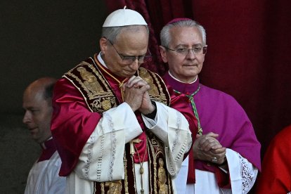 El recién elegido Papa León XIV, Robert Francis Prevost (C) gesticula mientras se dirige a la multitud desde el balcón principal de la logia central de la Basílica de San Pedro por primera vez, después de que los cardenales terminaran el cónclave, en El Vaticano, el 8 de mayo de 2025. Robert Francis Prevost fue elegido el jueves primer Papa estadounidense, anunció el Vaticano. Moderado, cercano al papa Francisco y misionero durante años en Perú, se convierte en el 267º pontífice de la Iglesia católica, tomando el nombre pontificio de León XIV.
*** Translated with www.DeepL.com/Translator (free version) ***