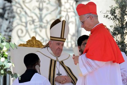 El papa Francisco eleva a cardenal al prefecto estadounidense del Dicasterio para los Obispos Robert Francis Prevost durante el consistorio para crear 21 nuevos cardenales en la plaza de San Pedro del Vaticano el 30 de septiembre de 2023. Robert Francis Prevost fue elegido el 8 de mayo de 2025 primer papa de Estados Unidos, anunció el Vaticano. Moderado, cercano al Papa Francisco y misionero durante años en Perú, se convertirá en el 267º pontífice de la Iglesia católica, con el nombre de León XIV.