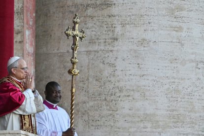 Papa León XIV ofrece por primera vez la bendición en su presentación.