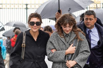 Maggie Gyllenhaal y Ramona Sarsgaard llegan al desfile de Dior durante la Semana de la Moda de París Womenswear Primavera/Verano 2023 en París, Francia.