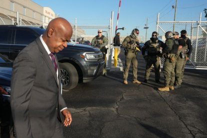 El alcalde de Newark, Ras Baraka pasa junto a agentes del ICE