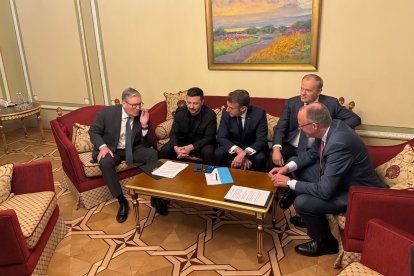 En esta fotografía tomada y difundida por el Ministerio de Asuntos Exteriores ucraniano el 10 de mayo de 2025, (de izq. a dcha.) el primer ministro británico Keir Starmer, el presidente ucraniano Volodymyr Zelensky, el presidente francés Emmanuel Macron, el primer ministro polaco Donald Tusk y el canciller alemán Friedrich Merz asisten a una llamada telefónica con el presidente estadounidense tras su reunión en Kiev, en medio de la invasión rusa de Ucrania.