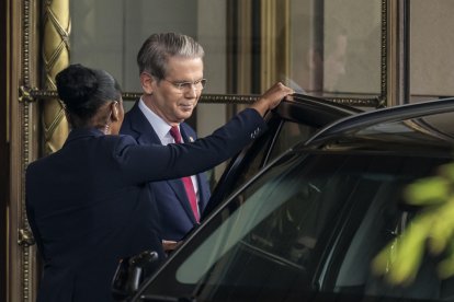 Scott Bessent sale rumbo a reunión sobre aranceles en Ginebra