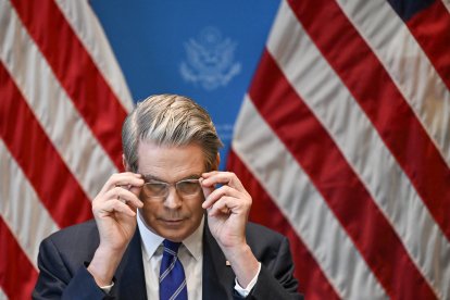 El Secretario del Tesoro de EE.UU., Scott Bessent, gesticula durante una rueda de prensa en Ginebra el 12 de mayo de 2025, para dar detalles de