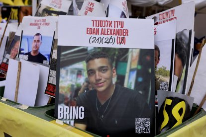 Un cartel con el rostro del rehén israelí-estadounidense Edan Alexande