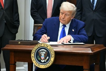 Donald Trump firmando una orden ejecutiva