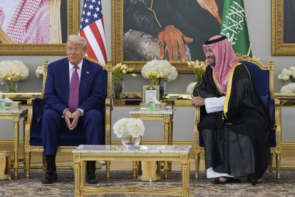 El presidente Donald Trump y el príncipe heredero saudí Mohammed bin Salman hablan durante una ceremonia de café en la Terminal Real del Aeropuerto Internacional Rey Jalid en Riad, Arabia Saudí, el martes 13 de mayo de 2025. (AP Photo/Alex Brandon)