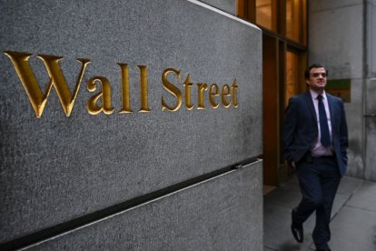 Una persona camina cerca de la Bolsa de Valores de Nueva York