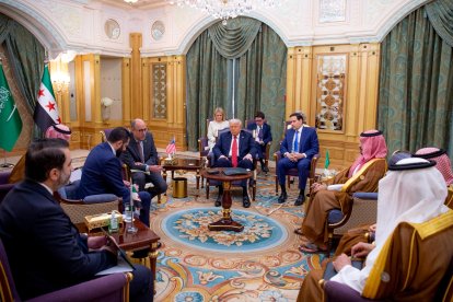Una imagen facilitada por el Palacio Real saudí muestra al presidente estadounidense, Donald Trump (C), al secretario de Estado, Marco Rubio (C-R), al presidente interino de Siria, Ahmed al-Sharaa (2º izda.), al ministro de Exteriores sirio, Asaad al-Shaibani (izda.), y al príncipe heredero saudí, Mohammed bin Salman (dcha.), reunidos en Riad el 14 de mayo de 2025. Trump se convirtió el 14 de mayo en el primer presidente estadounidense en 25 años en reunirse con un líder sirio, después de ofrecer un alivio de las sanciones con la esperanza de ofrecer un nuevo camino al país asolado por la guerra.