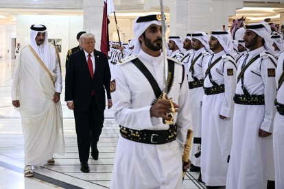 El emir de Qatar, jeque Tamim bin Hamad al-Thani (izq.), y el presidente estadounidense, Donald Trump, pasan revista a las guardias de honor en Doha el 14 de mayo de 2025. Trump aterrizó en el aeropuerto internacional Hamad de Doha, con las relaciones entre ambos Gobiernos en el punto de mira por la oferta de Qatar a Trump de un avión de lujo de 400 millones de dólares para que sirva como nuevo Air Force One y luego pase a su uso personal.