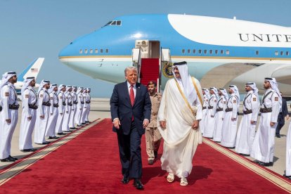 El emir de Catar, Tamim bin Hamad Al Thani, da la bienvenida al presidente estadounidense, Donald Trump