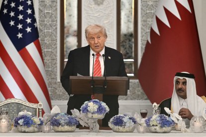El presidente de Estados Unidos, Donald Trump (i), pronuncia un discurso como presidente de la AFP de Qatar.