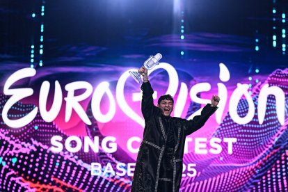 El cantante austriaco Johannes Pietsch, conocido como JJ, celebra su victoria