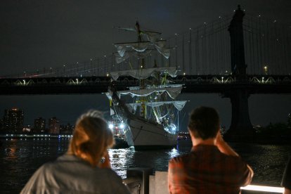 Un buque escuela de la Armada mexicana cerca del puente de Manhattan tras chocar contra el cercano puente de Brooklyn en Nueva York el 17 de mayo de 2025. Un buque escuela de la Armada de México chocó contra el puente de Brooklyn a última hora del sábado, rompiendo sus tres mástiles e iniciando una operación de rescate bajo el emblemático monumento neoyorquino. El Cuauhtémoc, una barcaza construida en 1982, resultó dañada en el "percance", según confirmó la Armada de México en X, dejando 2 muertos y al menos 20 heridos, varios de ellos de gravedad.