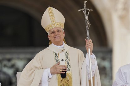 El Papa León XIV celebra misa durante la inauguración formal de su pontificado en la Plaza de San Pedro, a la que asisten jefes de estado, miembros de la realeza y fieles comunes, el domingo 18 de mayo de 2025.