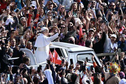 El Papa León XIV saluda a la multitud desde el papamóvil antes de la Santa Misa de inicio de pontificado, en la plaza de San Pedro del Vaticano, el 18 de mayo de 2025.
