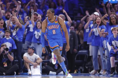 El alero de los Oklahoma City Thunder Jalen Williams (8) celebra tras anotar contra los Denver Nuggets.