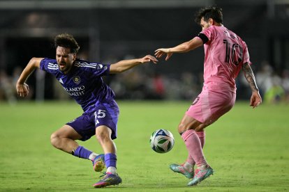 Joran Gerbet reacciona con dolor junto al delantero argentino del Inter Miami