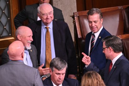 El presidente de la Cámara de Representantes de EE.UU., Mike Johnson (dcha.), republicano de Luisiana, habla con el representante Chip Roy (izq.), republicano de Texas, mientras la Cámara de Representantes se reúne para elegir al presidente de la Cámara para el 119º Congreso, en la Cámara de Representantes del Capitolio de EE.UU. en Washington, DC, el 3 de enero de 2025.