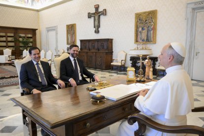 Esta foto tomada y distribuida el 19 de mayo de 2025 por The Vatican Media muestra al Secretario de Estado de EE.UU. Marco Rubio (I) y al Vicepresidente de EE.UU. JD Vance durante una audiencia privada con el Papa León XIV en El Vaticano.