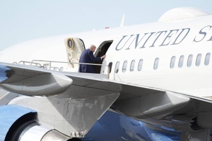 Trump entra en el Air Force One para realizar un viaje oficial