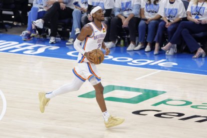 20 de mayo de 2025; Oklahoma City, Oklahoma, EE.UU.; El escolta de los Oklahoma City Thunder Shai Gilgeous-Alexander (2) regatea a los Milwaukee Bucks en el primer cuarto durante el primer partido de la final de la conferencia oeste de los Playoffs de la NBA 2025 en el Paycom Center.