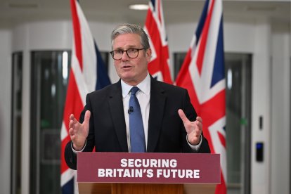 El Primer Ministro Sir Keir Starmer habla ante los medios de comunicación en el Cuartel General del Mando Estratégico, en Northwood, Gran Londres.