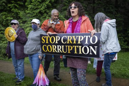 Manifestantes protestan contra la "Cena Cripto" en el club de golf de Virginia del Norte