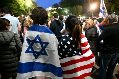 Varias personas asisten a una vigilia tras un tiroteo en el que murieron dos personas.