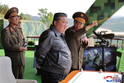 El líder norcoreano Kim Jong Un inspeccionando el entrenamiento táctico integral del Ejército Popular de Corea