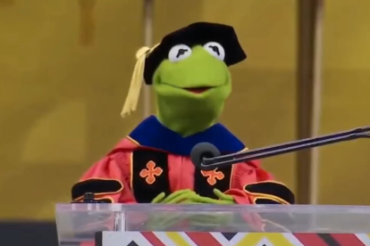 La Rana René ofrece discurso de graduación para estudiantes