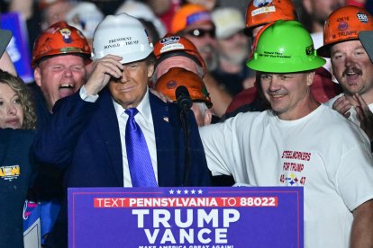Trump con trabajadores del acero en Pensilvania/ Jim Watson