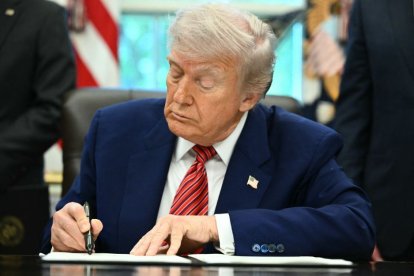 Donald Trump, firmando órdenes ejecutivas