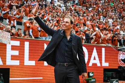 Rafa Nadal saluda al público de Roland Garros durante su homenaje