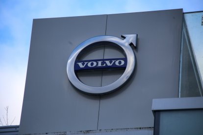 Oviedo, ESPAÑA: El logotipo de Volvo Cars durante Volvo Cars retira más de 100.000 vehículos debido a problemas de frenos en Oviedo, España, el 26 de enero de 2023.
