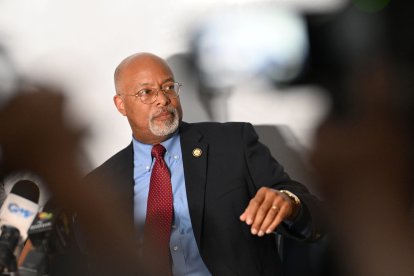 Glenn Ivey da una conferencia de prensa para compartir detalles de su viaje a San Salvado