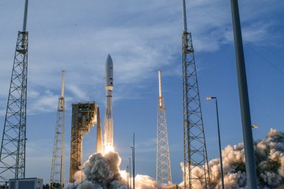 Un cohete Atlas V de United Launch Alliance (ULA) despega del Complejo de Lanzamiento Espacial-41 (SLC-41), en la Estación Espacial de Cabo Cañaveral, Florida, transportando los primeros 27 satélites operativos para la constelación de Internet del Proyecto Kuiper de Amazon